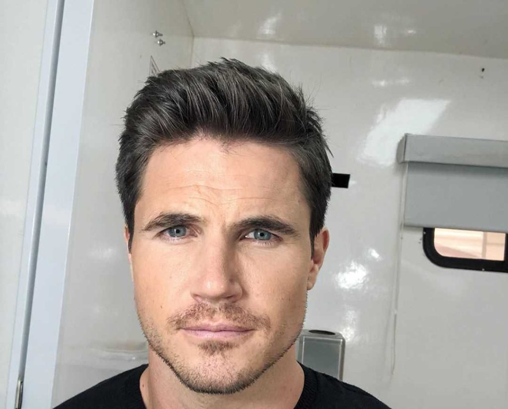 Robbie Amell Wiki Bio Age Net Worth And Other Facts Facts Five