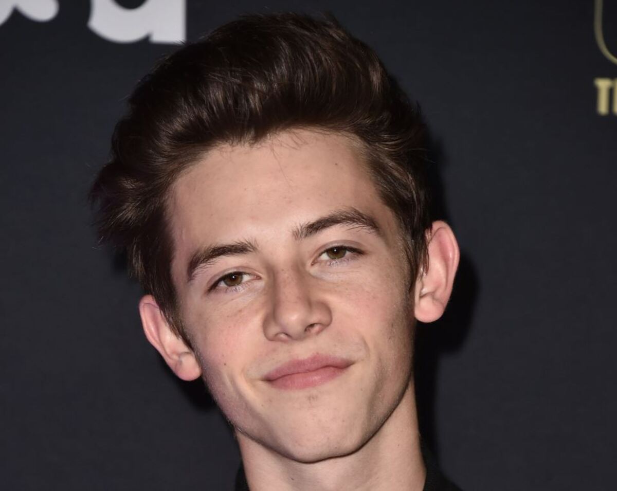 Griffin Gluck Wiki, Bio, Age, Net Worth, and Other Facts - FactsFive.